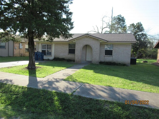 733 W Live Oak St in Angleton, TX - Building Photo - Building Photo