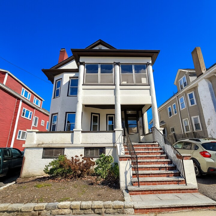 24 Clyde Rd, Unit 1-1 in Watertown, MA - Foto de edificio