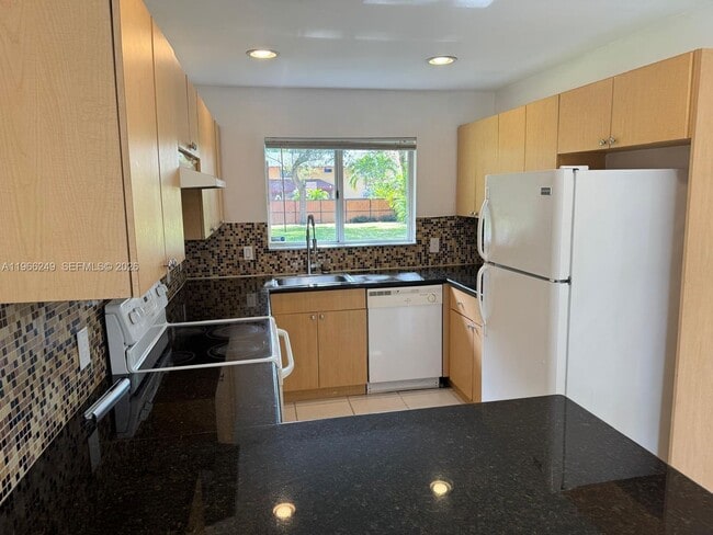 2522 NE 184th Terrace in North Miami Beach, FL - Foto de edificio - Building Photo