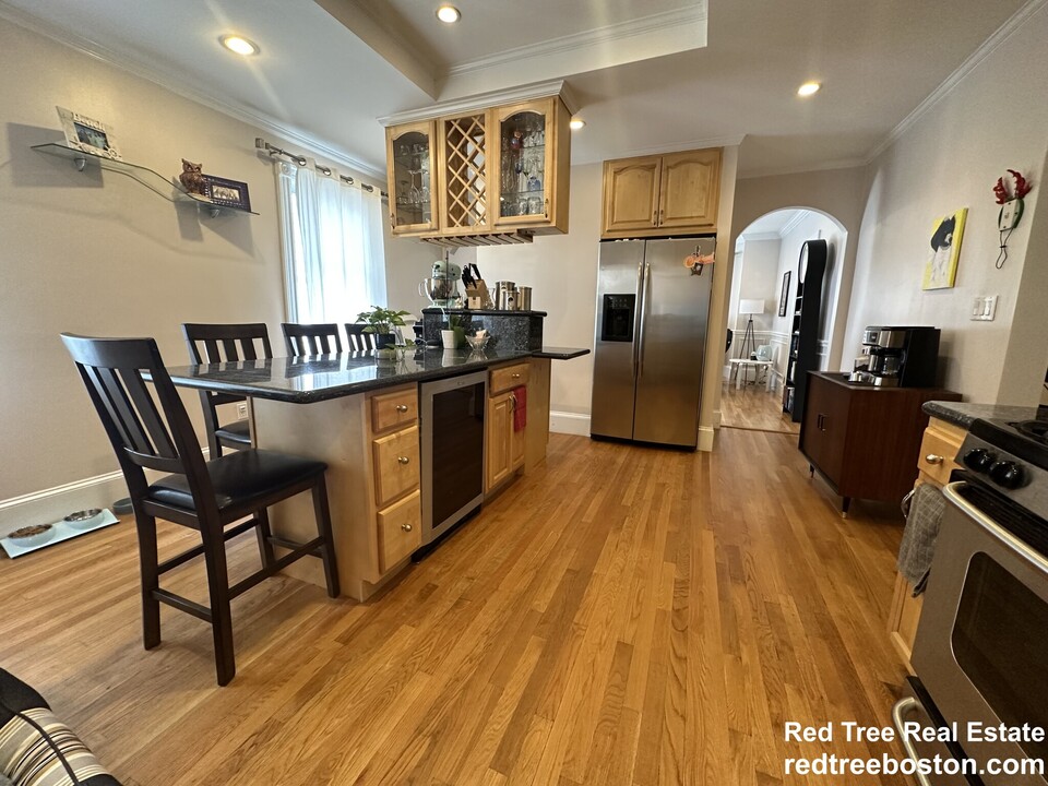 8 White Ave, Unit 2 in Chestnut Hill, MA - Building Photo