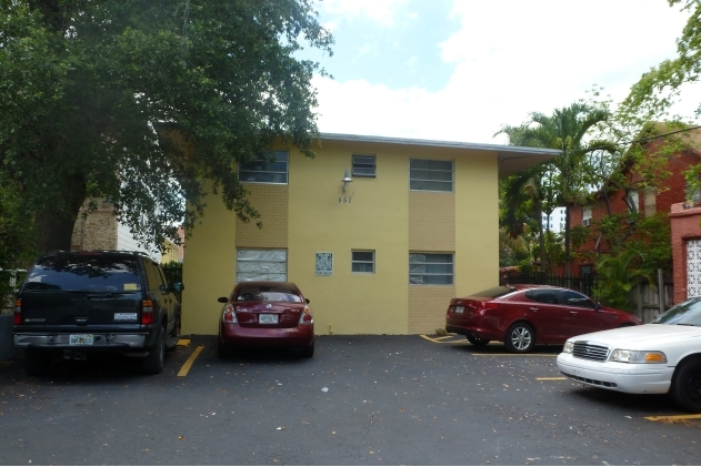 553 SW 3rd St in Miami, FL - Building Photo