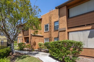 Arbor Ridge in San Diego, CA - Foto de edificio - Building Photo