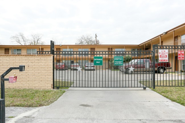 Los Pinos Apartments in Houston, TX - Building Photo - Building Photo