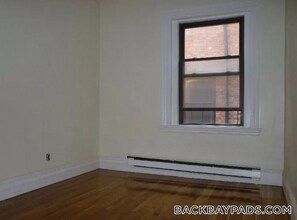 913 Boylston St, Unit 4 in Boston, MA - Foto de edificio - Building Photo