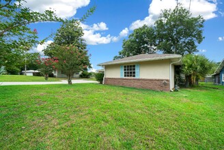 4851 NE 7th St in Ocala, FL - Foto de edificio - Building Photo