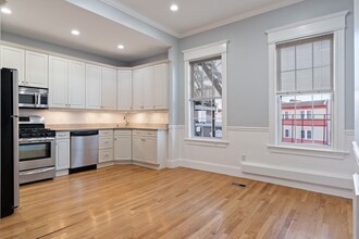 574 E Broadway, Unit B in Boston, MA - Building Photo - Building Photo