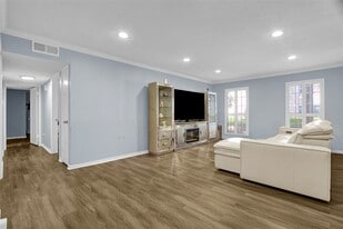 351 N Post Oak Ln in Houston, TX - Building Photo