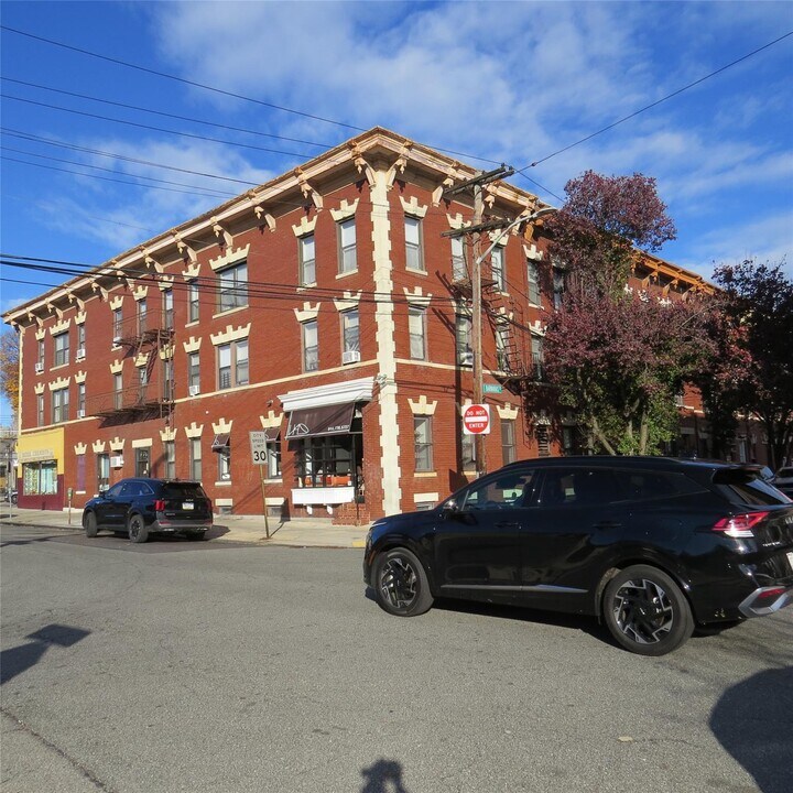 975 McLean Ave-Unit -2-R,2-S,3-R,3-S in Yonkers, NY - Foto de edificio