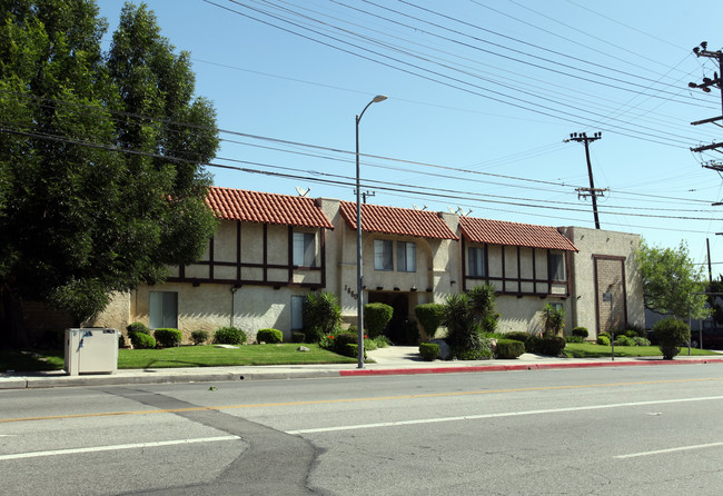 16609 Vanowen St in Van Nuys, CA - Foto de edificio - Building Photo