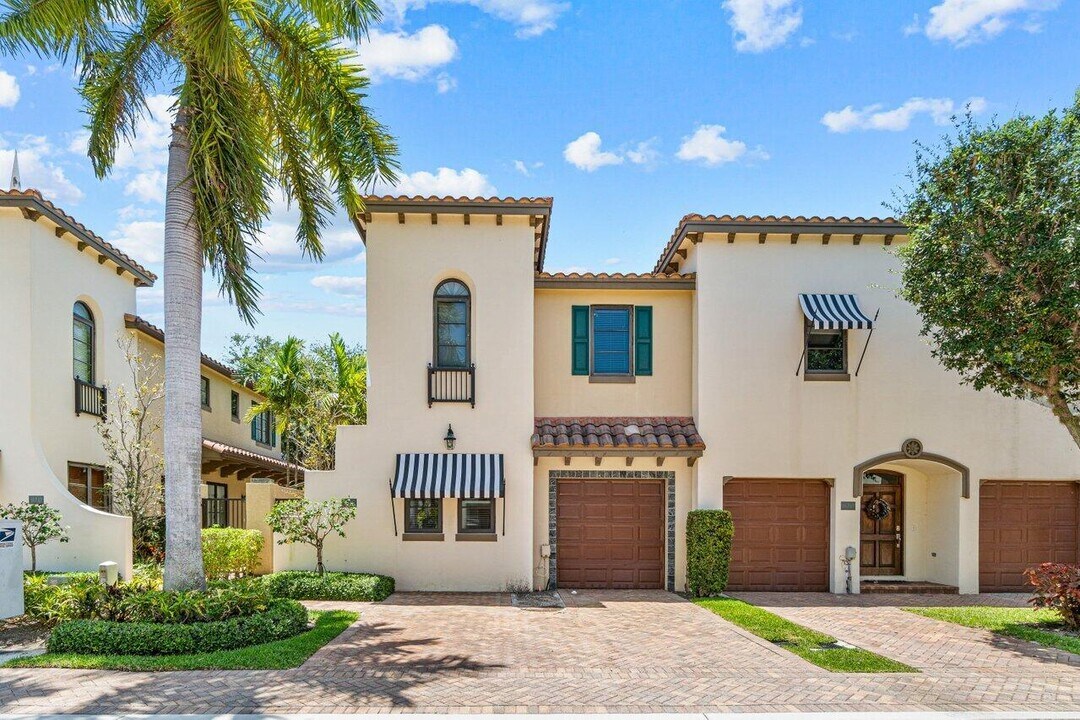 625 Via Villagio in Hypoluxo, FL - Building Photo