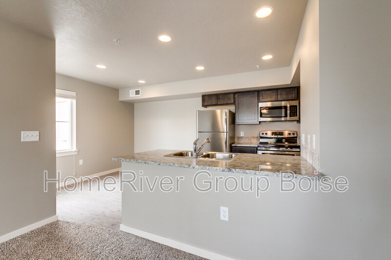 933 E Travel Ln in Kuna, ID - Building Photo