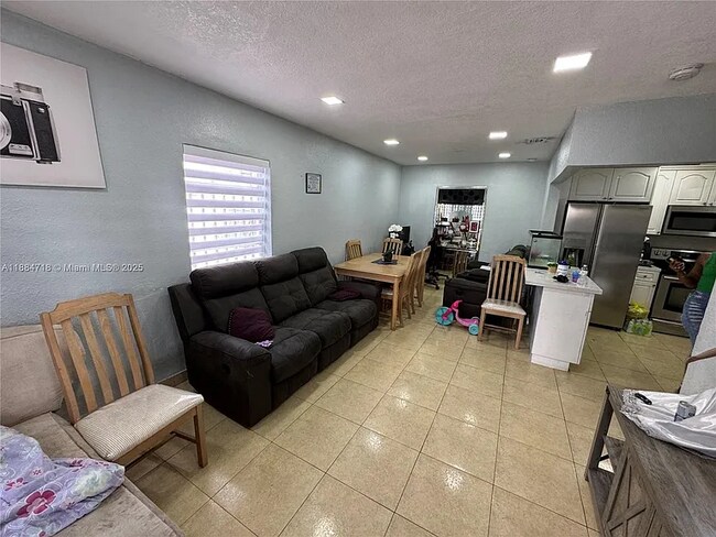 825 E 9th Ln in Hialeah, FL - Building Photo - Building Photo