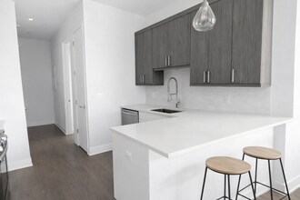 2217 W Madison St, Unit 214 in Chicago, IL - Foto de edificio - Building Photo