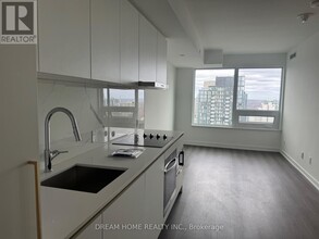 8-3818 Wellesley St W in Toronto, ON - Building Photo - Building Photo