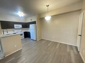 7701 Himalayas Ave in Las Vegas, NV - Foto de edificio - Building Photo