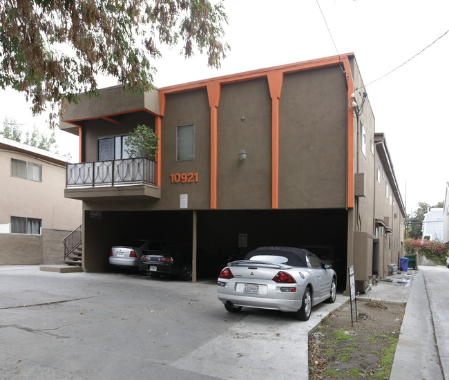 10921 Bloomfield St in North Hollywood, CA - Building Photo - Building Photo