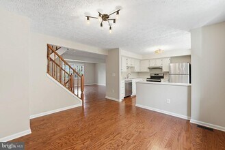 1118 Casper Dr in Herndon, VA - Building Photo - Building Photo