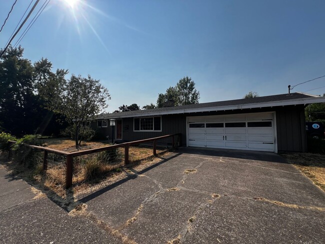 1990 W 18th Ave in Eugene, OR - Building Photo - Building Photo