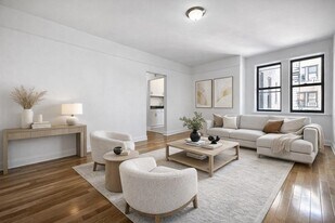 121 Bennett Ave, Unit 45A in New York, NY - Building Photo