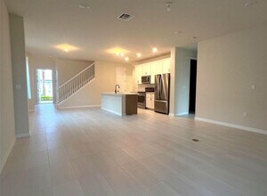 4534 Pinehurst Trl W in Oakland Park, FL - Foto de edificio - Building Photo