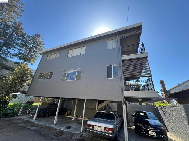 2418 Ashby Ave in Berkeley, CA - Foto de edificio - Building Photo