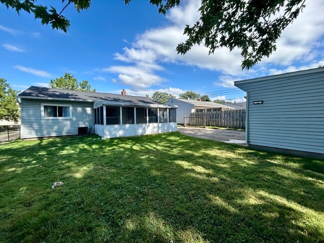 6490 Almont Dr in Brook Park, OH - Foto de edificio - Building Photo