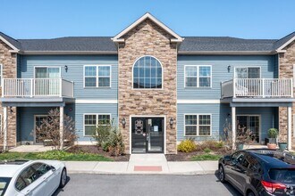 Mill Hollow Apartments in Altamont, NY - Foto de edificio - Building Photo