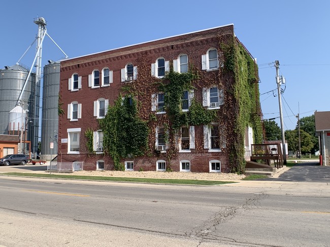 105 N Depot St in Somonauk, IL - Building Photo - Building Photo