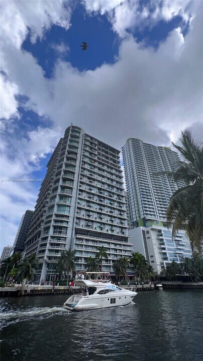 690 SW 1st St in Miami, FL - Building Photo