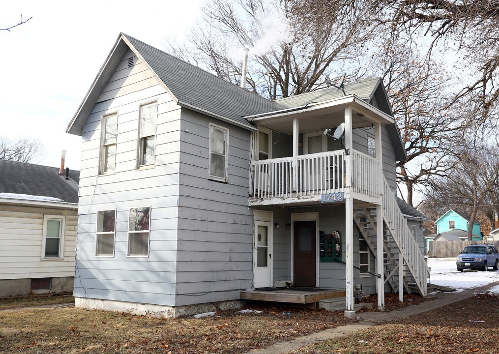 1742 E Grand Ave in Des Moines, IA - Foto de edificio