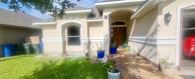 208 Chisos Oak Dr in Laredo, TX - Building Photo - Building Photo
