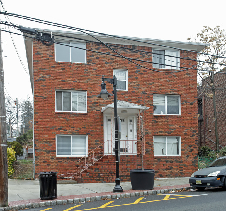 320 Hackensack St in Carlstadt, NJ - Building Photo