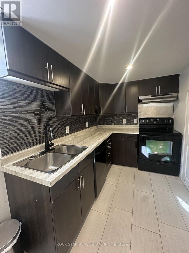 38 Clarendon Ave in Hamilton, ON - Building Photo - Building Photo