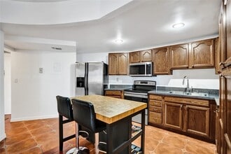 1000 Parkview Dr, Unit 412 in Hallandale Beach, FL - Building Photo - Building Photo