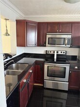 8600 N Sherman Cir in Miramar, FL - Building Photo - Building Photo