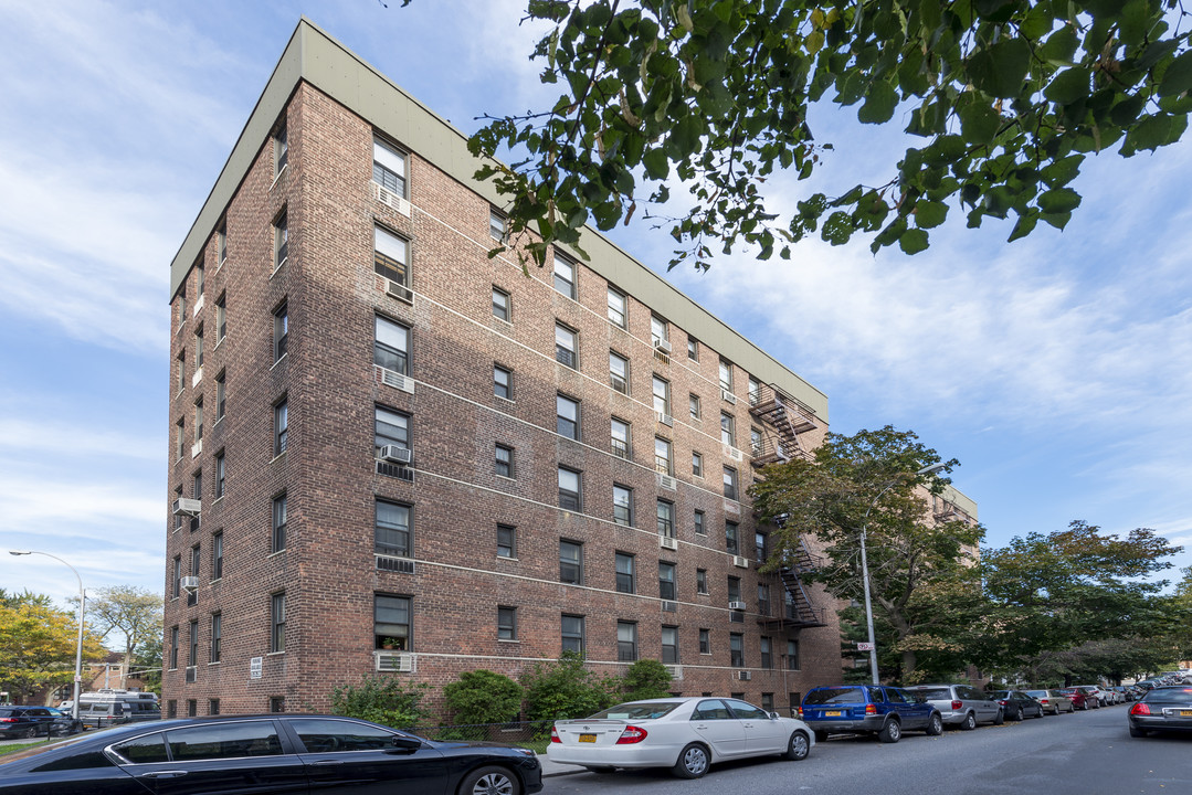 35-15 Leverich St in Jackson Heights, NY - Building Photo