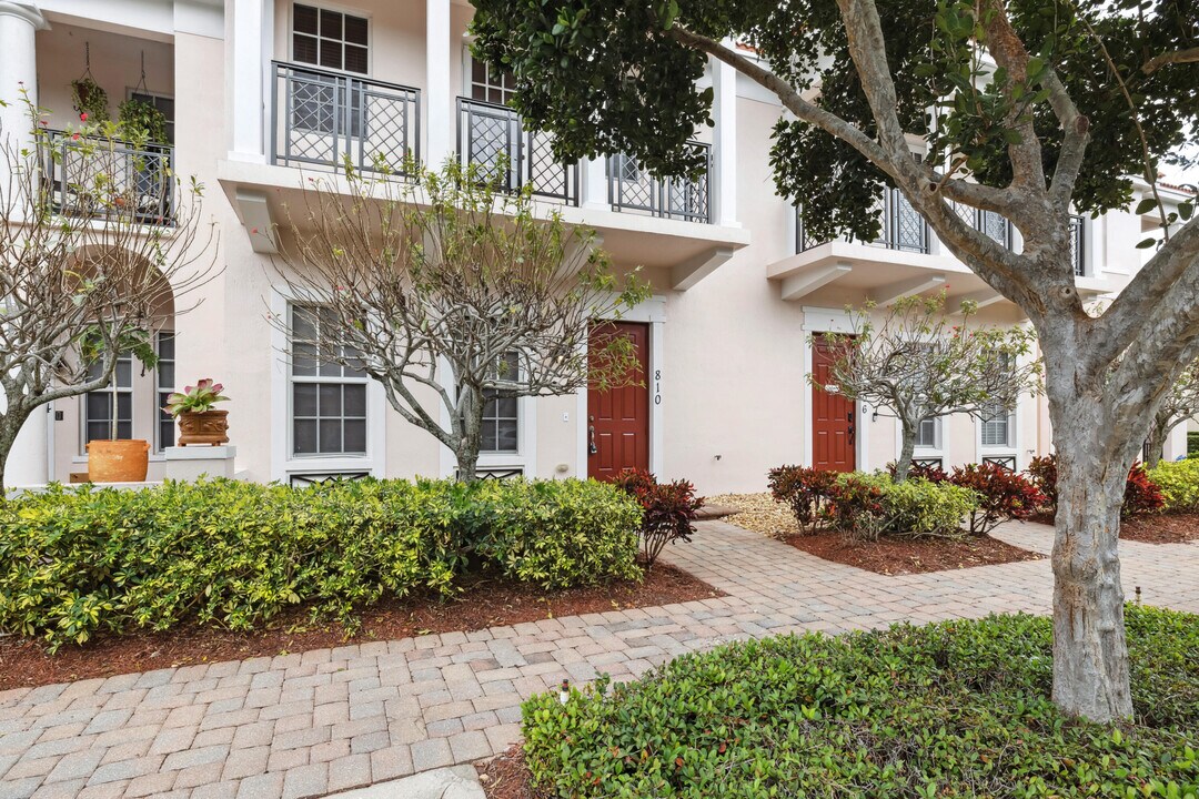 810 NW 83rd Ln in Boca Raton, FL - Building Photo