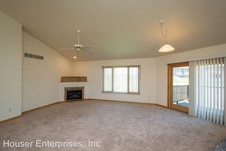 8 Redtail Ct in Coralville, IA - Foto de edificio - Building Photo