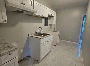 910 Dixwell Ave-Unit -3R in Hamden, CT - Building Photo - Building Photo