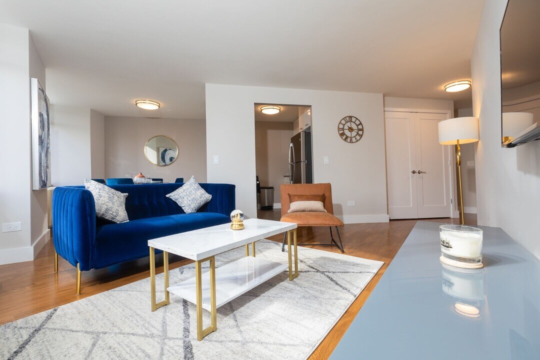 175 E 96th St in New York, NY - Building Photo