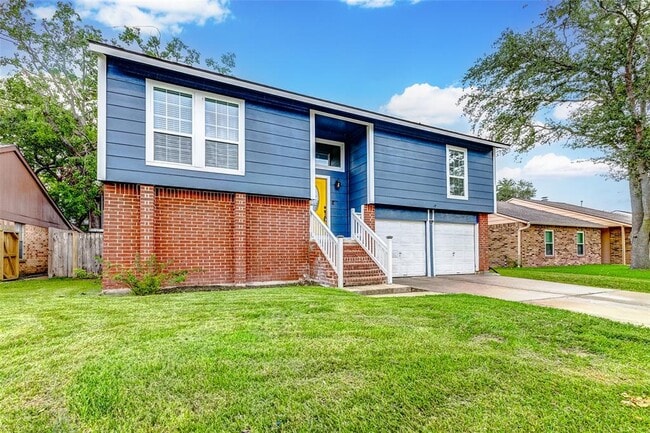 471 El Toro Ln in Webster, TX - Building Photo - Building Photo