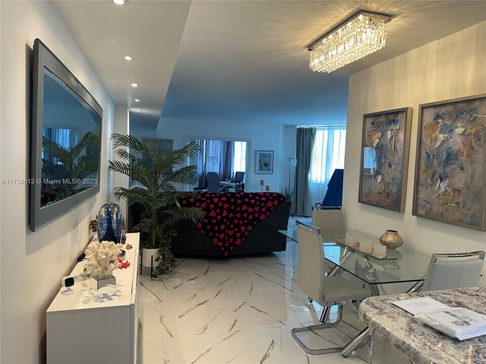 999 Brickell Bay Dr, Unit 710 in Miami, FL - Foto de edificio