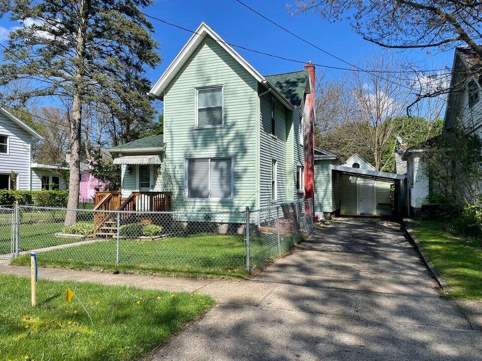 1013 S Eaton St in Albion, MI - Building Photo