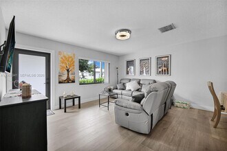 7309 NW 62nd St in Tamarac, FL - Building Photo - Building Photo