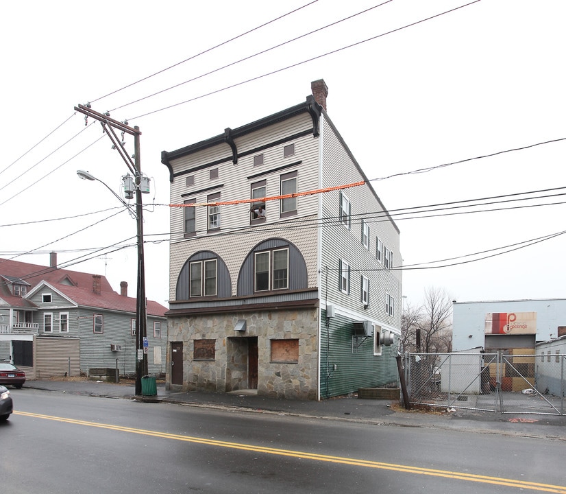 770 E Main St in Waterbury, CT - Building Photo