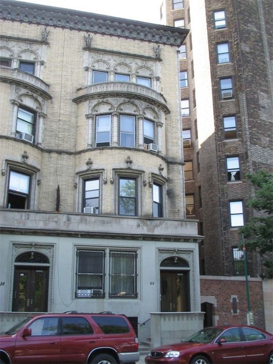 23 Riverside Dr in New York, NY - Building Photo