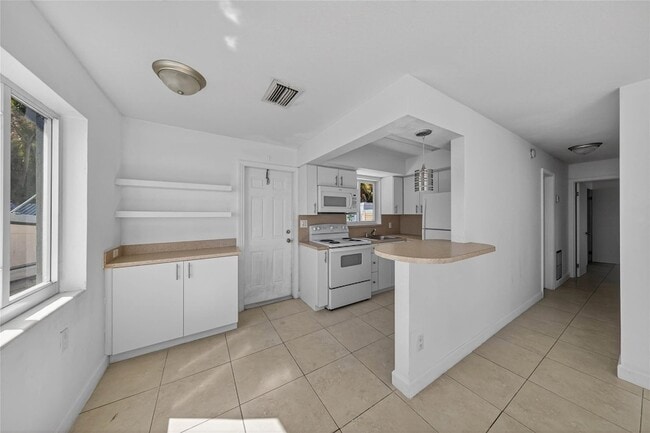 4331 NE 5th Ave in Oakland Park, FL - Foto de edificio - Building Photo