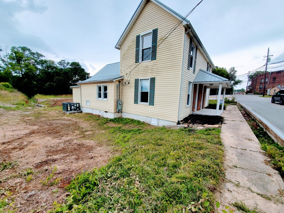 450 Thurman Ave in Crossville, TN - Building Photo