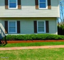 14 Vanderbilt Ave in Saratoga Springs, NY - Building Photo