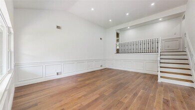 706 Longacre Ave in Woodmere, NY - Foto de edificio - Building Photo